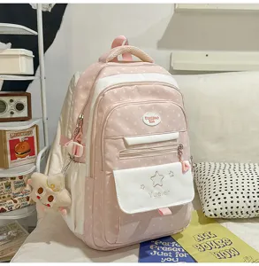Vue détaillée du sac à dos d'étudiant japonais rose doux avec motif d'étoiles et pendentif en peluche.