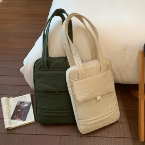 Grande borsa a tracolla per commute, borsa trapuntata leggera con vari scomparti.