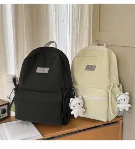 Minimalistische grote studenten schoolrugzak met schattige pluche hanger, dagelijks gebruik.