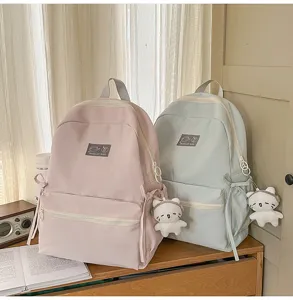 Minimalistische grote schoolrugzak voor meisjes met een schattige kattenhanger erbij.