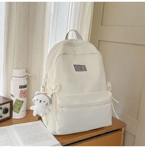 Eenvoudige grote canvas rugzak voor studenten, casual dagelijkse schooltas in wit.