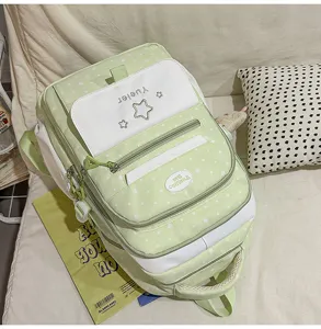 Vue détaillée du joli sac à dos d'écolier style japonais avec un motif d'étoiles.