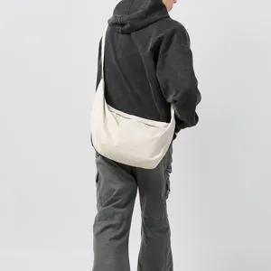 Simple casual large capacity crossbody bag for men and women, perfect for daily commuting.