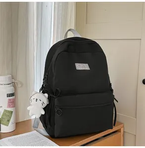 Zwarte grote rugzak voor studenten, eenvoudige schooltas detailweergave voor dagelijks.