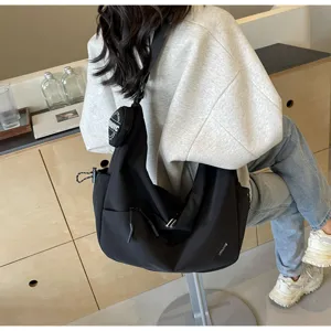 Casual crossbody bag for men and women, stylish canvas commuter shoulder bag, black.