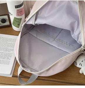 Roze schoolrugzak grote capaciteit detailweergave van het binnenvak voor studenten en dagelijks