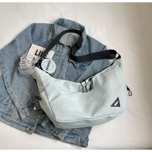 Casual canvas crossbody bag with adjustable strap, stylish workwear messenger bag for daily use.