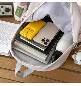 Gedetailleerd uitzicht op de binnenkant van de grote schoolrugzak met boeken en accessoires.
