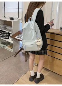 Lässiger, süßer College-Stil hellblauer Rucksack mit Anhänger für Schule und Reisen.