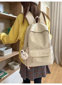 Detailansicht des lässigen koreanischen Segeltuch-Rucksacks mit Bärenanhänger und Sternen.