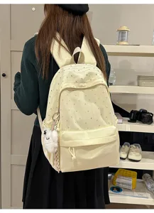 Detailansicht des süßen Rucksacks mit Sternenmuster und flauschigem Plüschanhänger.