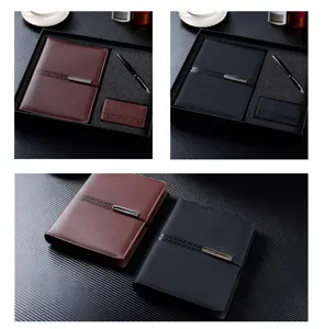 Set regalo quaderno A5 con penna e porta carte elegante nei colori marrone e nero.