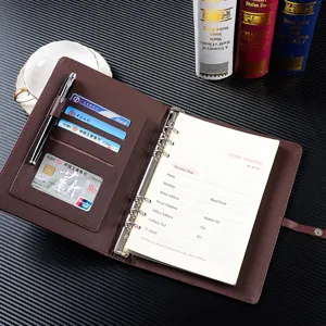 Taccuino ad anelli A5 in pelle agenda aziendale con tasche per carte e porta penne.
