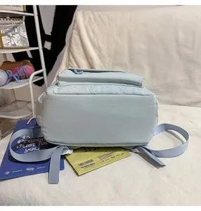 Detailansicht des leichten Freizeitreise Rucksacks, die Bodenstruktur und Träger zeigt.