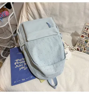 Nahaufnahme des hellblauen College-Rucksacks mit Sternenmuster und praktischen Taschen.