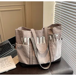 Borsa shopper in tela casual con grande capacità, design bicolore e comodi manici per spalla.