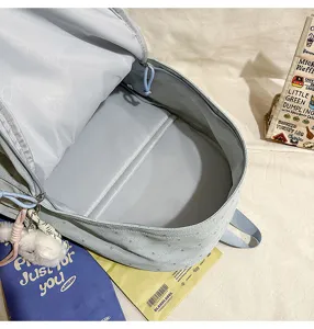 Rucksack Innendetail mit geräumigem Hauptfach, hellblauem Sternenmuster, Freizeit Stil.