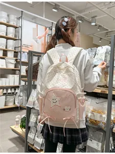 Dettaglio di uno zaino giapponese a pois con tasca rosa e ricamo a stella per ragazze.