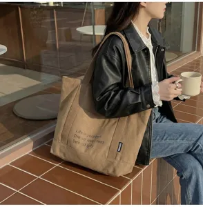 Detail shot of casual canvas tote bag with English print, perfect for daily commuting and study use.