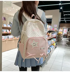 Vista dettagliata dello zaino da studente in stile giapponese, grande capienza.