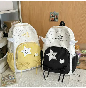 Zaino scolastico a pois in stile giapponese con ricamo di stelle e piccole ali laterali.