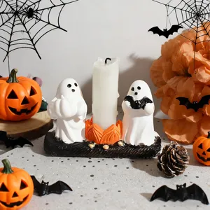 Halloween Geist Kerzenhalter Detailansicht, gruselige Harzdeko mit süßen weißen Geistern und Kürbis.
