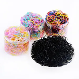 Bunte Haargummis im Set mit transparenten Dosen und schwarze elastische Haarbänder für den Alltag