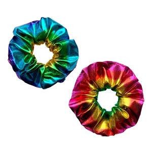 Detailansicht glänzender metallischer Regenbogen Haar-Scrunchies, holografisches Gewebe.