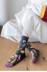 Retro floral mid-calf cotton socks for men and women, stylish street fashion casual socks.