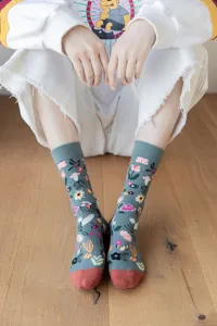 Retro floral mid-tube cotton socks featuring colorful flower patterns and contrast toe design.