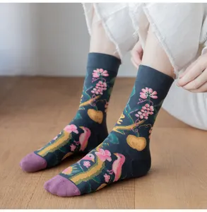 Vintage floral mid-calf cotton socks for women and men, retro street fashion casual socks.