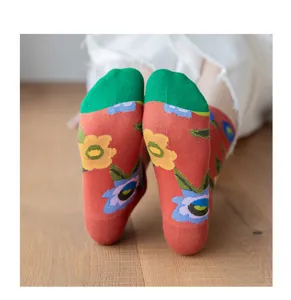 Retro floral mid-tube socks for men and women, vintage street style cotton long socks.