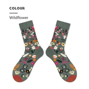 Retro floral fashion mid-tube socks for men and women, stylish street style cotton socks.