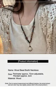 Dettaglio in primo piano della collana di perle di legno Bodhi in stile cinese retrò ed elegante.