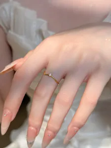 Anello minimalista sottile in argento S925 bagnato oro 18K con zircone singolo dettaglio dito