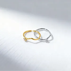 Dettaglio anello aperto minimalista in argento S925, con zircone cubico delicato e design elegante.