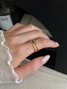 Beau gros plan detail du double anneau dore avec etoiles en zircone scintillantes.
