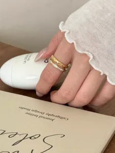 Vue détaillée de bague zirconium double couche, bijoux de mode coréen minimaliste élégant.