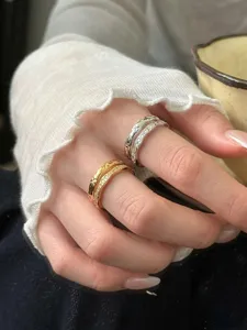 Bague de couple double couche en zircon minimaliste coréenne pour femmes, détail.