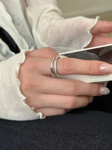 Gros plan détail de la bague zyrconium double couche minimaliste de style coréen argentée.