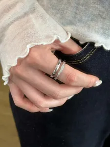 Vue détaillée de la bague double couche en zircon, style coréen élégant argenté.