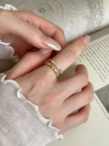 Bague en métal double couche avec zircone pour femmes, style minimaliste chic élégant.