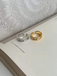 Vue détaillée de bague zircone double couche minimaliste, bijou coréen élégant.
