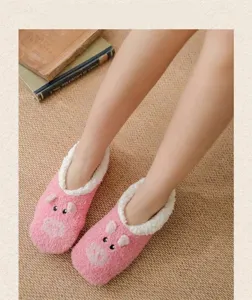 Gemütliche rosafarbene Plüsch-Haussocken für Damen, dicke warme Wintersocken mit Anti-Rutsch.