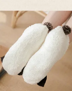 Gemütliche kuschelige Wintersocken für Damen, dicke Plüsch-Hausschuhe Socken mit süßem Bommel-Design.
