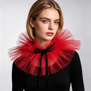Detailansicht eines roten Tüll-Rüschenkragens mit schwarzer Schleife als Modeaccessoire.