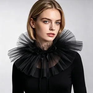 Nahaufnahme des schwarzen Netz-Rüschenkragens, elegantes viktorianisches Accessoire.