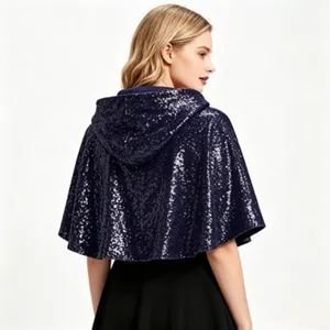 Cape a capuche en sequins pour femme, detail scintillant court pour soiree et fete costumee.