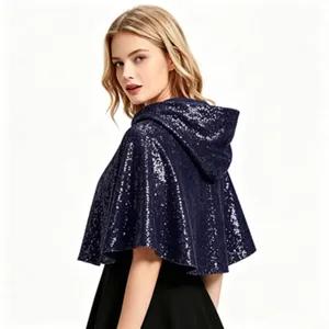 Gros plan détaillé de la cape à capuche en sequins bleu foncé avec texture brillante.