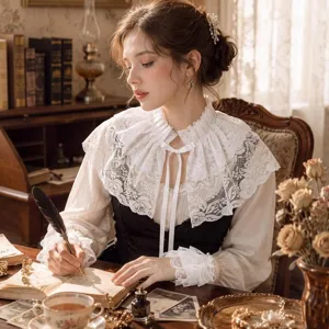 Dettaglio di colletto finto e polsini in pizzo vintage staccabili in stile moda Lolita.